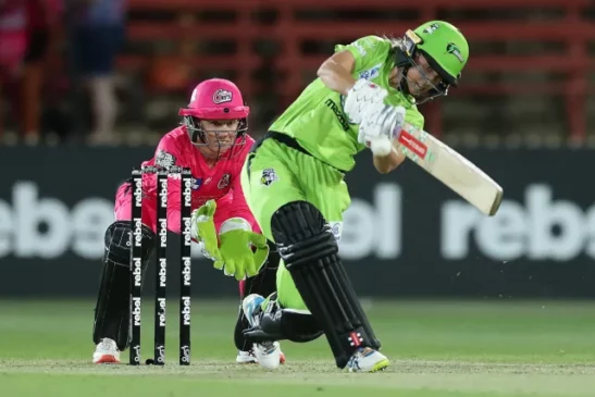 Phoebe Litchfield playing for Sydney Thunders in WBBL